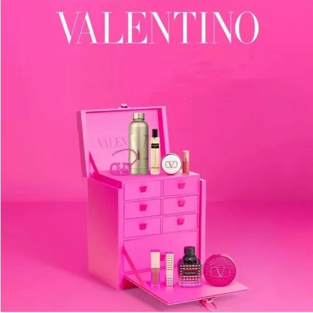 Valentino beauty limited gift box 2024 Christmas - Picture 3 of 13